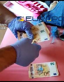 Imagen secundaria 2 - Dos de los detenidos y dinero intervenido.
