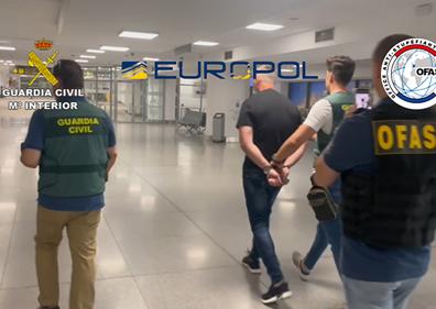 Imagen secundaria 1 - Dos de los detenidos y dinero intervenido.