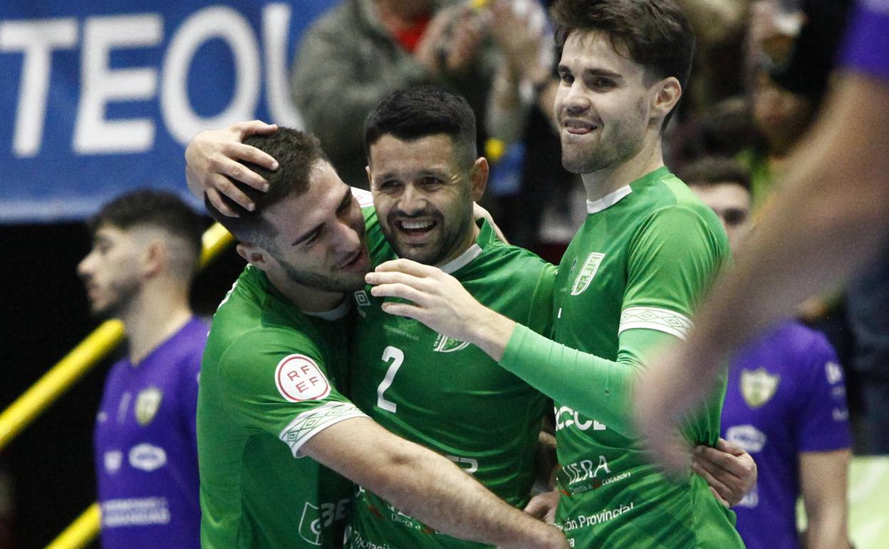 Los jugadores del BeSoccer UMA Antequera celebran el gol de Burrito. 