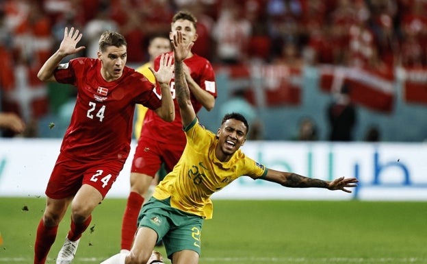 El marbellí Robert Skov (izquierda), en el partido de Dinamarca ante Australia. 