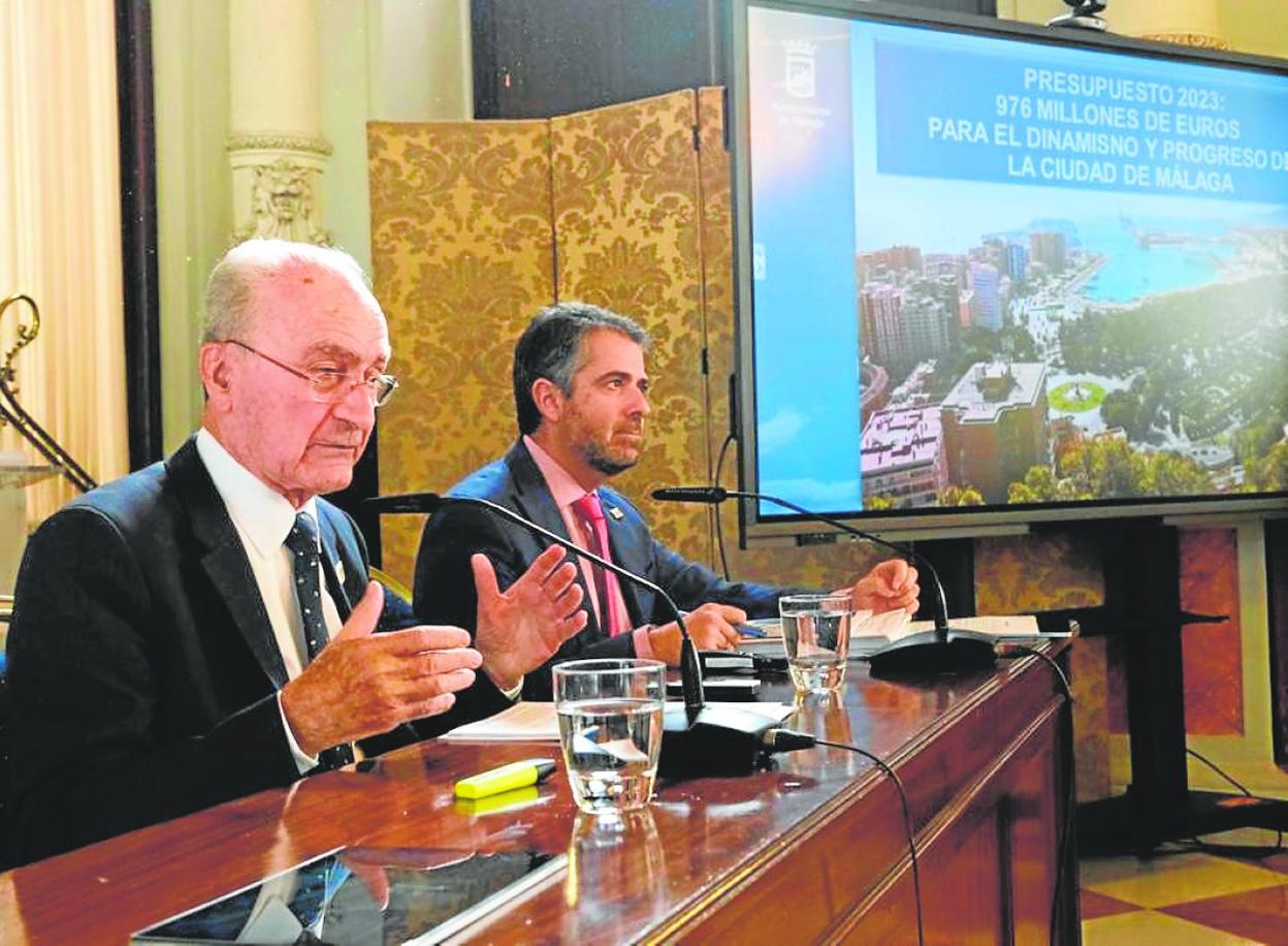 El alcalde de Málaga, Francisco de la Torre, junto al concejal de Economía, Carlos Conde. Francis silva
