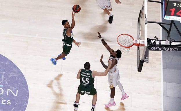 Tyson Carter suelta el balón con la mano derecha en una acción del partido del sábado.