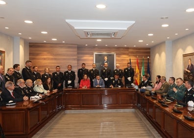 Imagen secundaria 1 - Tres imágenes del acto institucional que tuvo lugar en el Ayuntamiento torroxeño. 