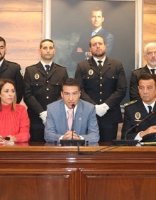 Imagen secundaria 2 - Tres imágenes del acto institucional que tuvo lugar en el Ayuntamiento torroxeño. 