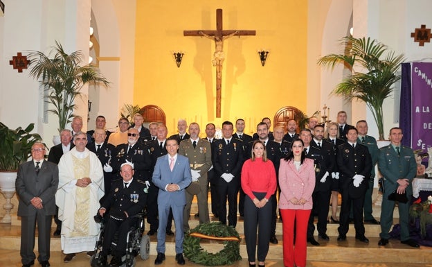 Imagen principal - Tres imágenes del acto institucional que tuvo lugar en el Ayuntamiento torroxeño. 