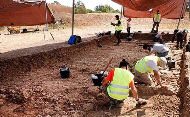 Trabajo de excavación en el Cerro del Villar. 