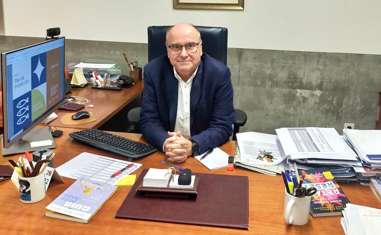 El decano de la Facultad de Comercio y Gestión, Benjamín del Alcázar, en su despacho. 