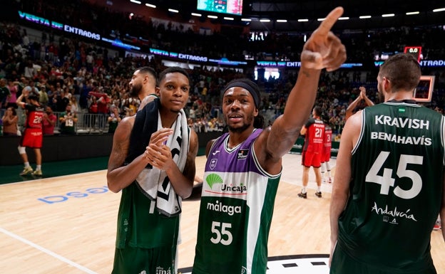 Perry indica a Carter dónde está su familia en la grada al final de un partido. 