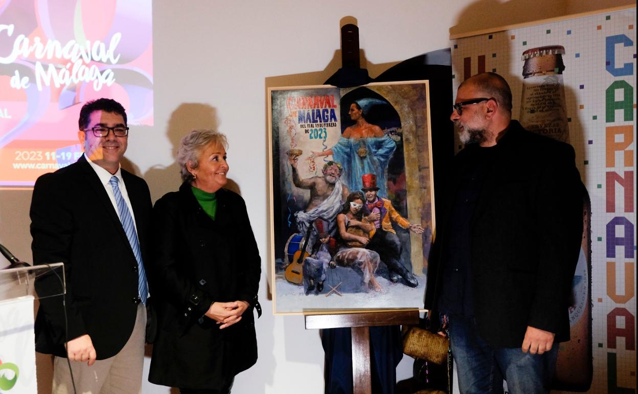 Fernando Benítez presenta el cartel del carnaval junto a Teresa Porras y Carlos Torres. 
