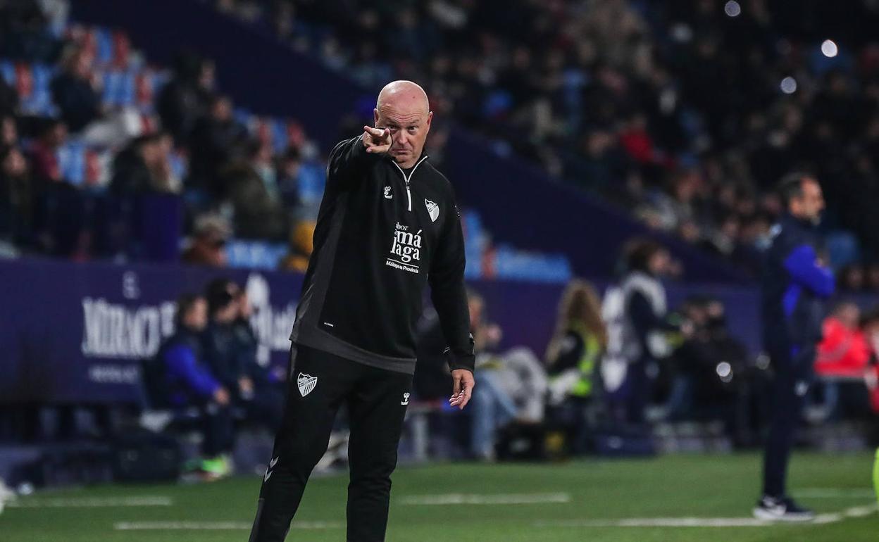 Un gesto de Pepe Mel a uno de sus jugadores en el partido de anoche en el Ciutat de Valencia. 