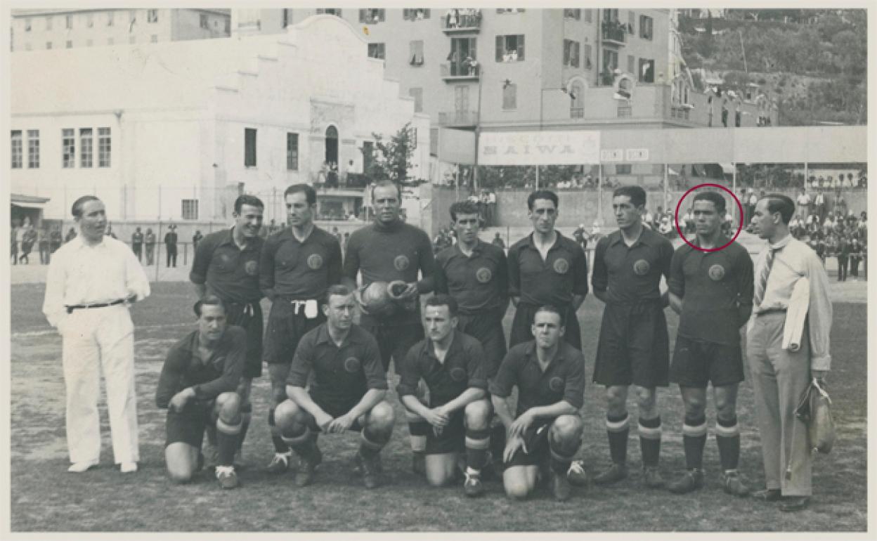 Iraragorri, el primero por la derecha con mirada seria en la fila de arriba, en el partido disputado en 1934. 