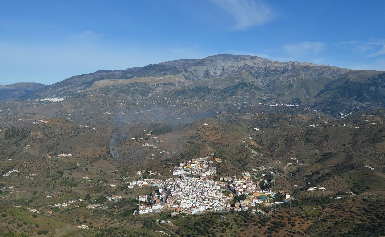 Imagen del casco urbano de Arenas desde la fortaleza árabe de Bentomiz. 