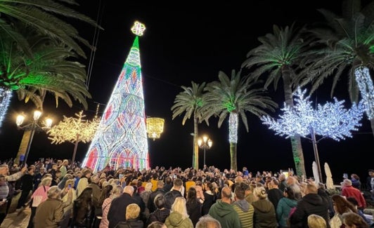 Decoración navideña en el Balcón de Europa. 