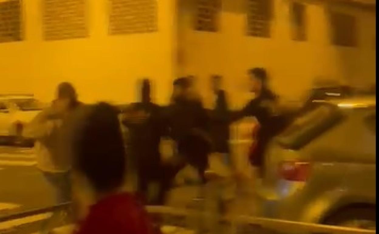 Captura de pantalla del vídeo de la pelea ocurrida este martes en Vélez-Málaga. 