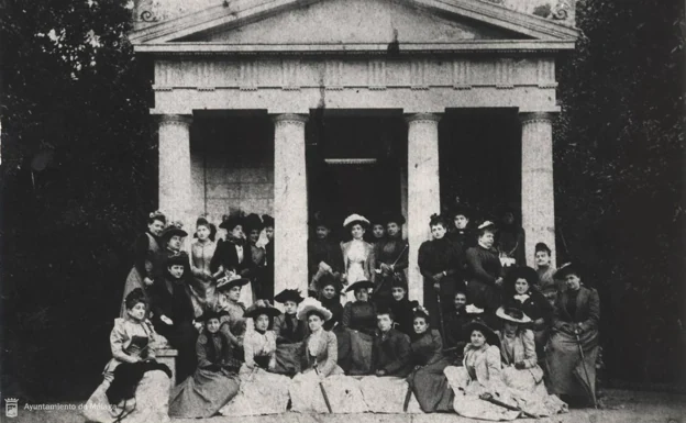 Las familias Loring, Heredia, Crooke y Grund, en los buenos tiempos de La Concepción, a las puertas del Museo Loringiano