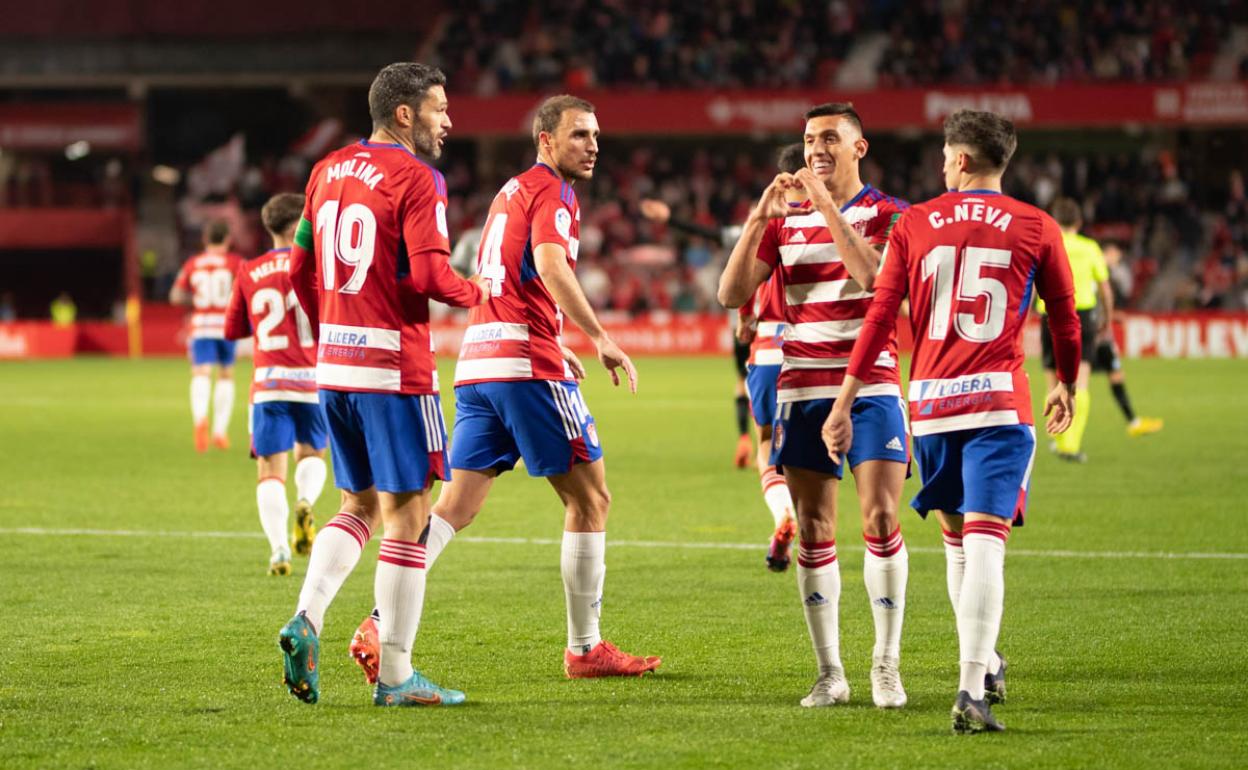 Uzuni, el máximo goleador de Segunda con 10 goles, celebra un tanto con el Granada en Los Cármenes en su última victoria contra el Alavés.