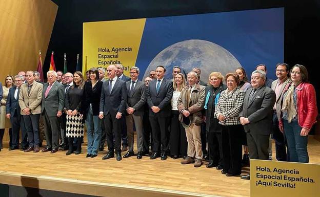 Foto de familia de representantes institucionales en la que será sede de la Agencia Aeroespacial Española.