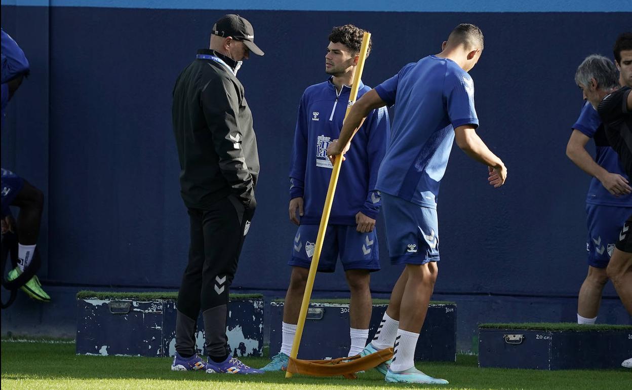 Pepe Mel conversa con el canterano Juanmita en un entrenamiento de esta semana en el Anexo de La Rosaleda.