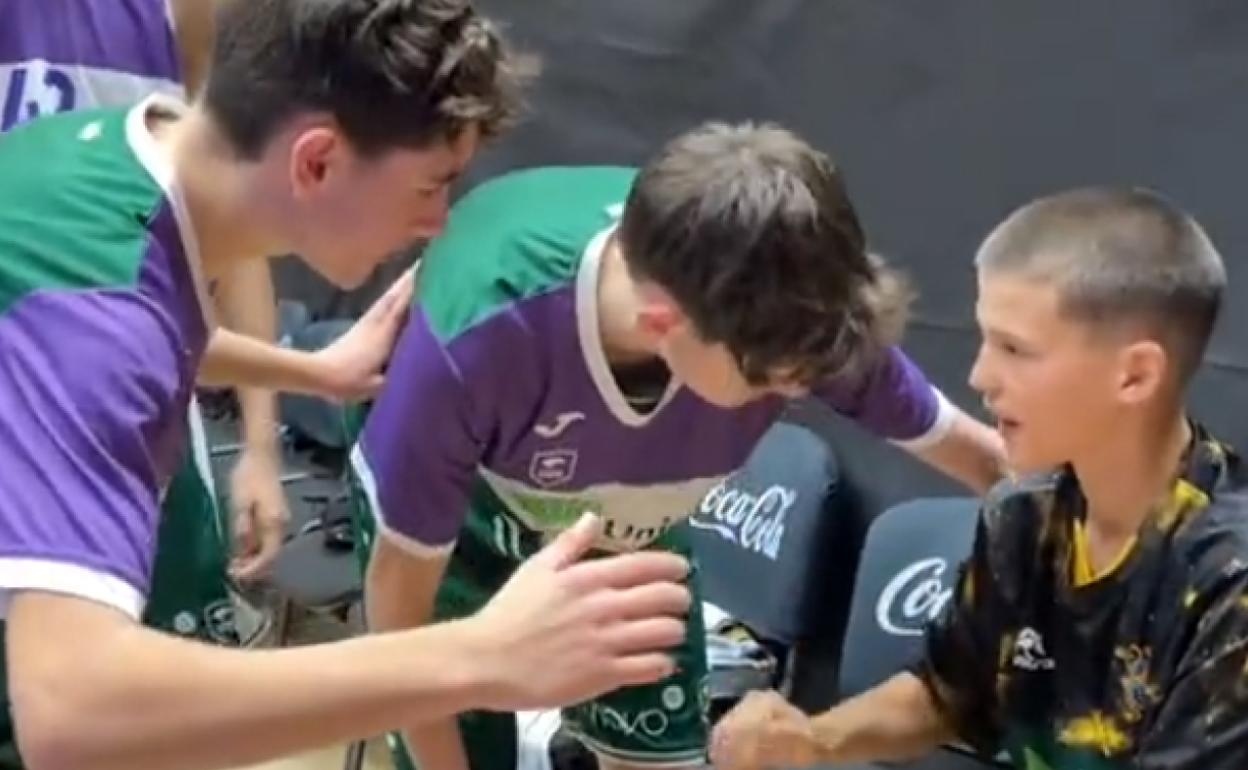 Los jugadores del Unicaja dan ánimos a Daniel Rodríguez. 