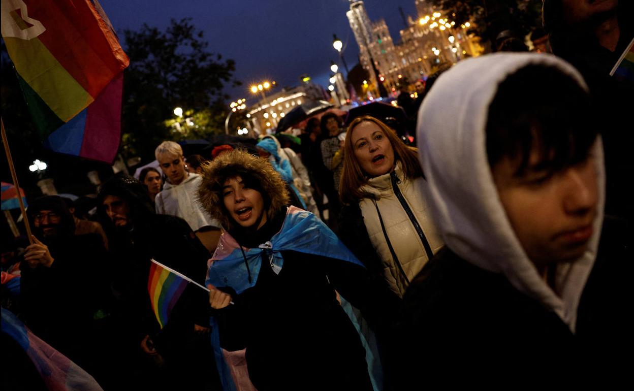 Un niño transgénero de 14 años, junto a sus padres, protesta a favor de la 'ley trans' en Madrid. 