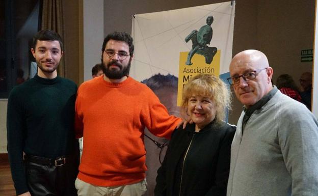 Imagen principal - En la primera foto, Francisco Rodríguez, Pedro J. Plaza, Isabel Romero y Cristóbal Borrero. Abajo, Un momento de la actuación de las alumnas de Musical de la ESAD y Salvador López Becerra, Javier Mogollón y Mariluz Aguilar-Galindo.