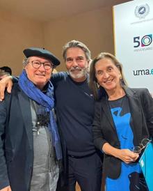 Imagen secundaria 2 - En la primera foto, Francisco Rodríguez, Pedro J. Plaza, Isabel Romero y Cristóbal Borrero. Abajo, Un momento de la actuación de las alumnas de Musical de la ESAD y Salvador López Becerra, Javier Mogollón y Mariluz Aguilar-Galindo.