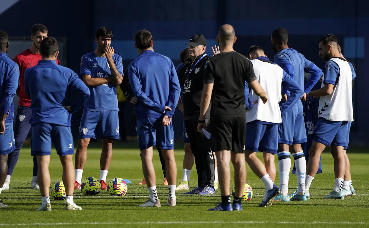 Pepe Mel da una charla a sus jugadores en un entrenamiento días atrás en el Anexo. 