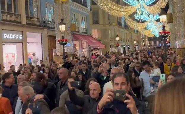 Imágenes de calle Larios mientras se celebra el espectáculo de luces de Navidad. 