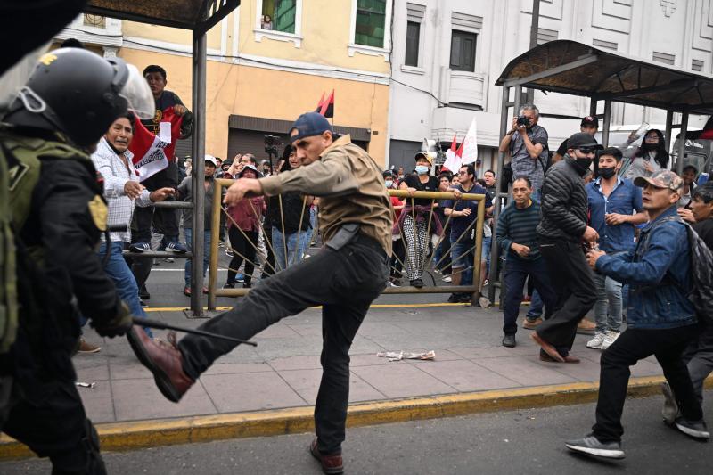 Un simpatizante del exmandatario se enfrenta a la Policía durante la manifestación para pedir su liberación.