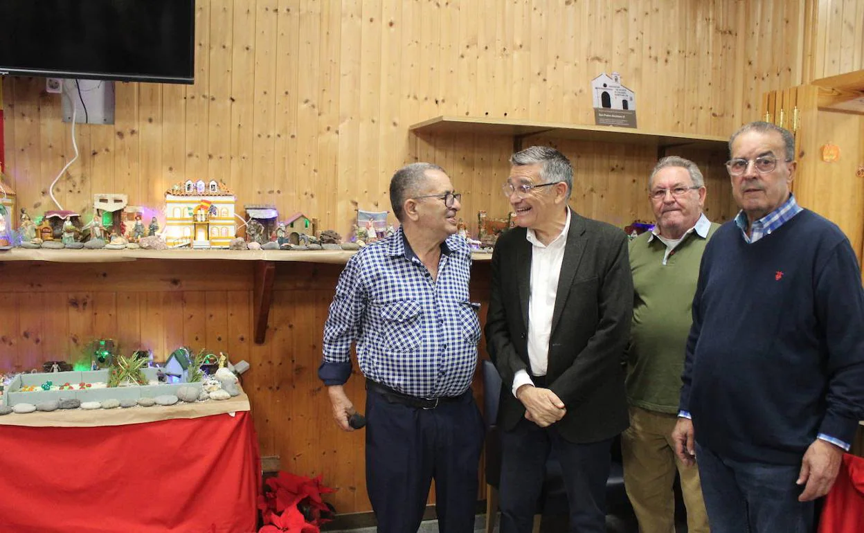 Manuel Villaobos, Javier García, Juan Díaz y Antonio Morillo encendieron el belén.