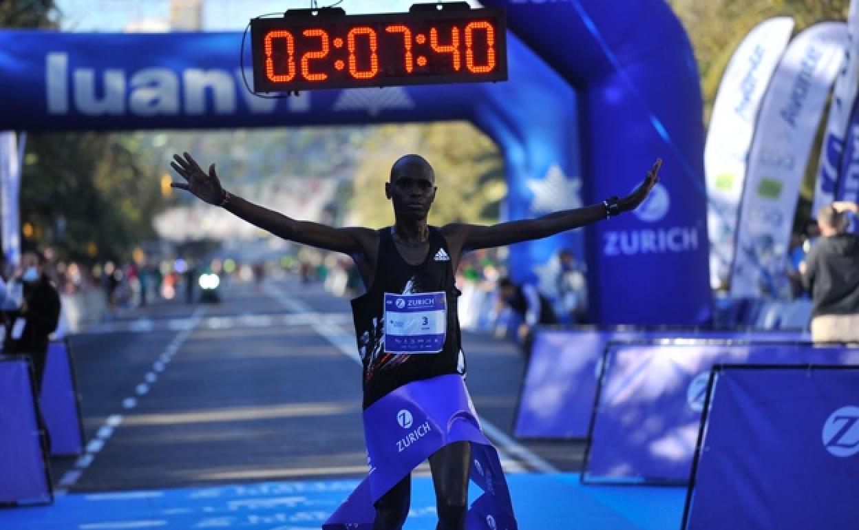 El keniata Mark Korir, en su victoria en 2021, que pulverizó la plusmarca del Maratón de Málaga. 