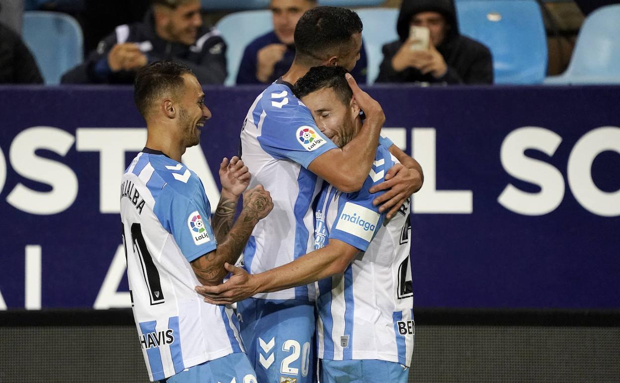 Los malaguistas Fran Villalba y Burgos felicitan a Rubén Castro tras su gol. 