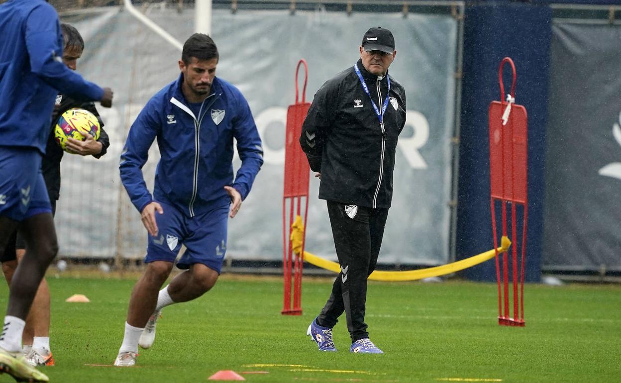 Pepe Mel observa a Chavarría en la sesión del viernes, celebrado bajo una intensa lluvia. 