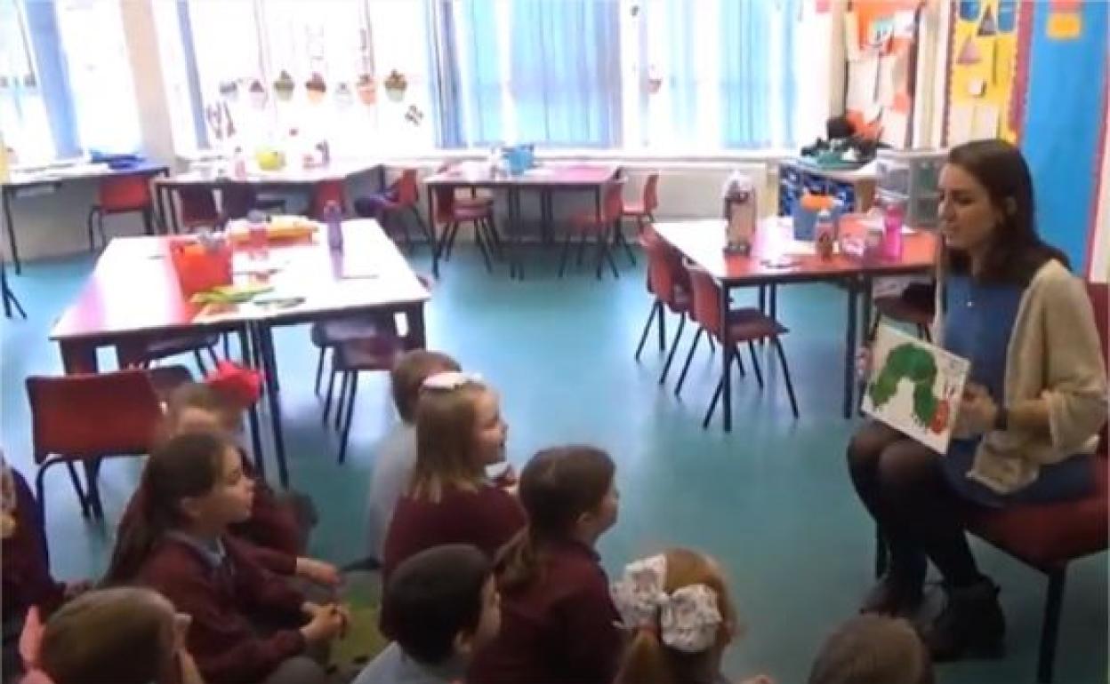 Una auxiliar de conversación española, en una clase con niños ingleses. 