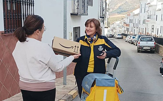 Eva Rendón es cartera de Serrato, al igual que lo fue su padre y su madre, que lo sustituyó cuando se jubiló. 