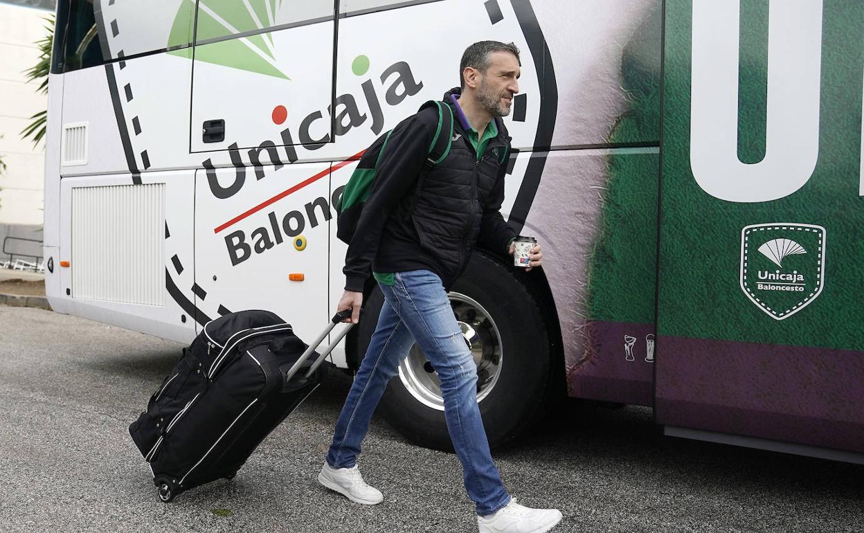 El entrenador del Unicaja, Ibon Navarro, antes de subirse al autobús cara a viajar a Madrid este viernes. 