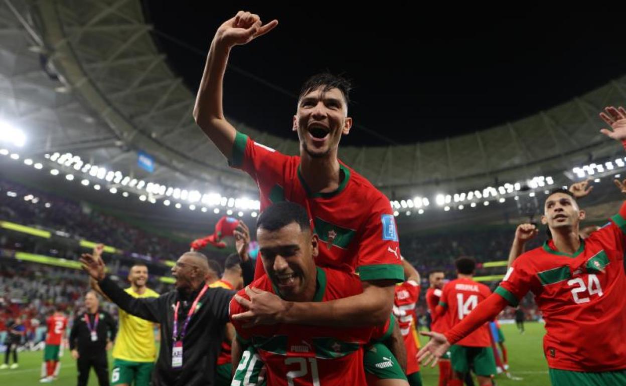 Los jugadores de Marruecos celebran su histórica clasificación para las semifinales. 