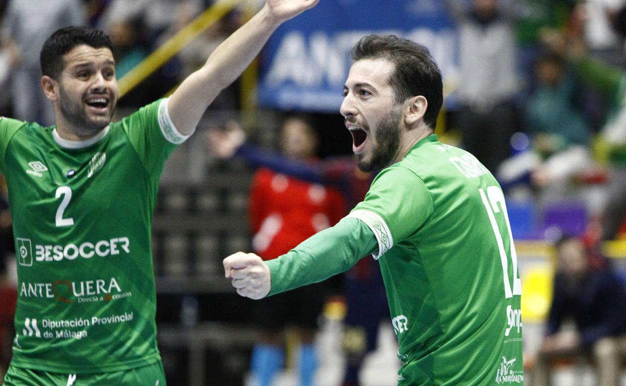 Cobarro celebra en presencia de Burrito un gol del BeSoccer UMA Antequera. 