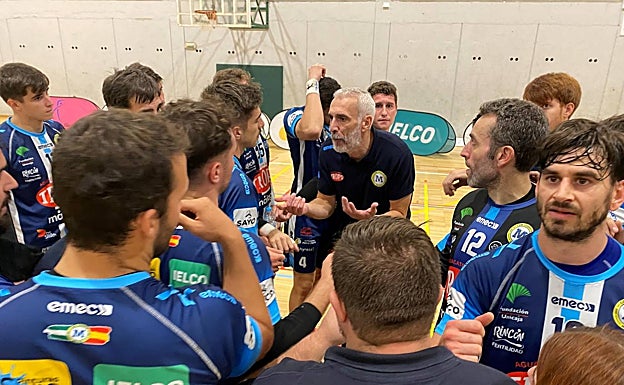 Un tiempo muerto del Trops Malaga, con Quino Soler hablando con sus jugadores, este sábado. 