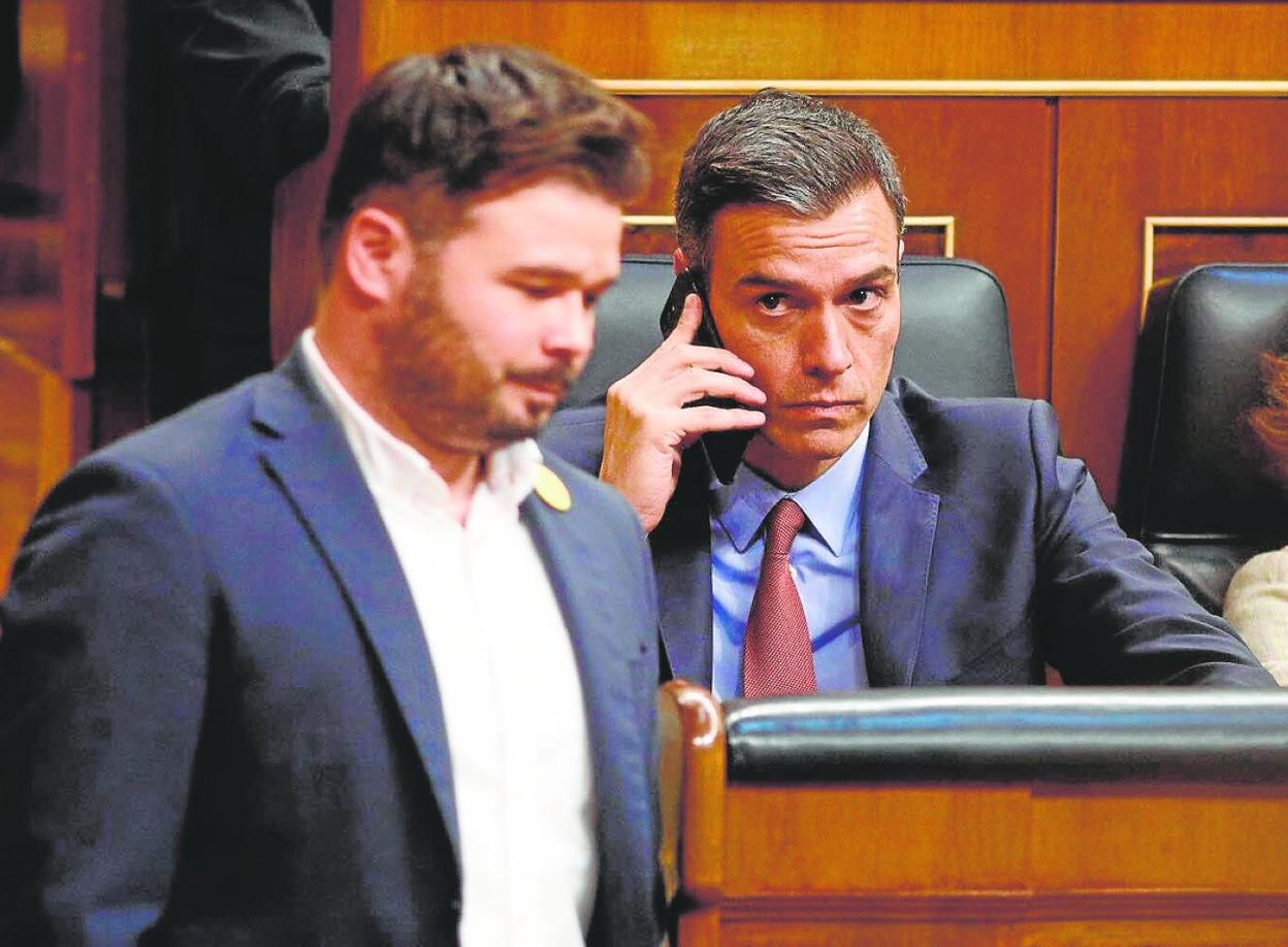 Pedro Sánchez y Gabriel Rufián, en el Congreso de las Diputados. efe