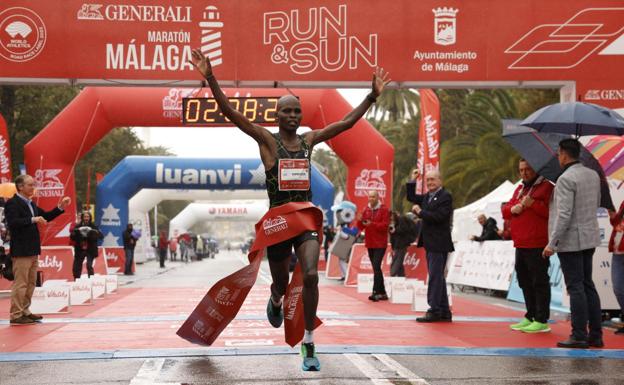 Kipkoech gana un Maratón de Málaga muy pasado por agua