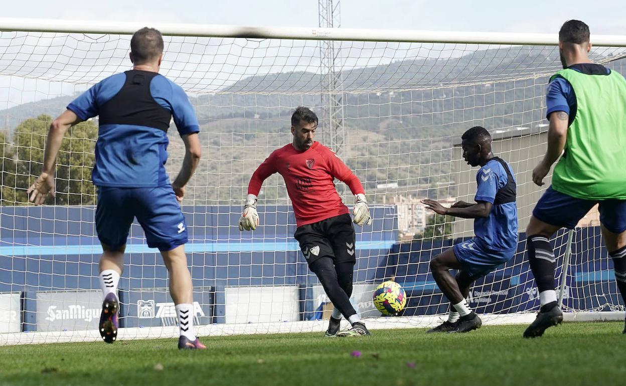 Jugadores del Málaga durante el entrenamiento del Málaga, ayer en el Anexo. 