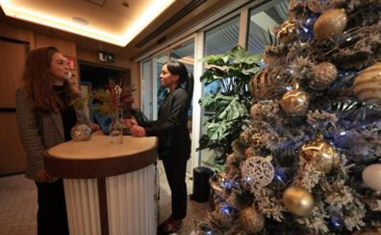Turistas alojados este puente en un céntrico hotel de la ciudad de Málaga. 