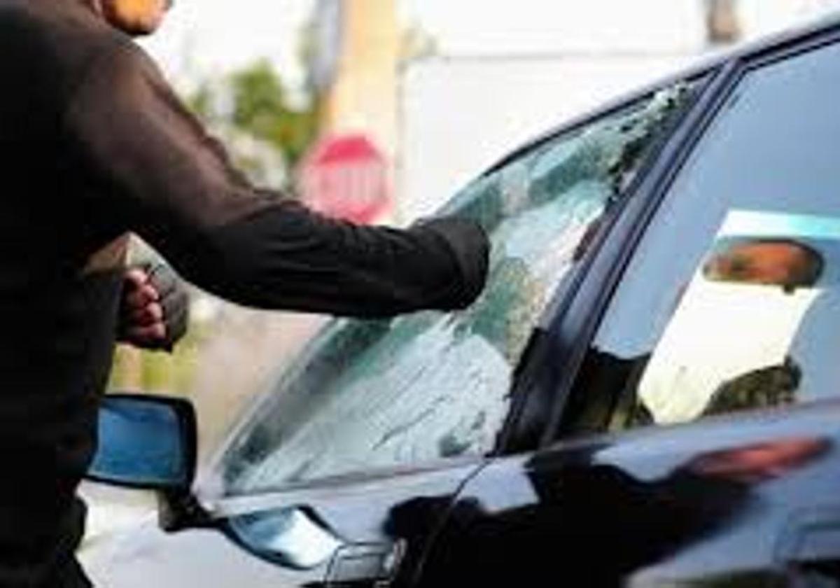 Rompen la luna del coche para acceder a los dispositivos. 