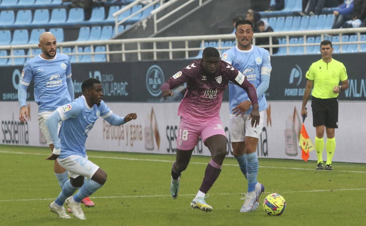 N'Diaye intenta controlar el balón rodeado de contrarios durante el encuentro de Ibiza. 