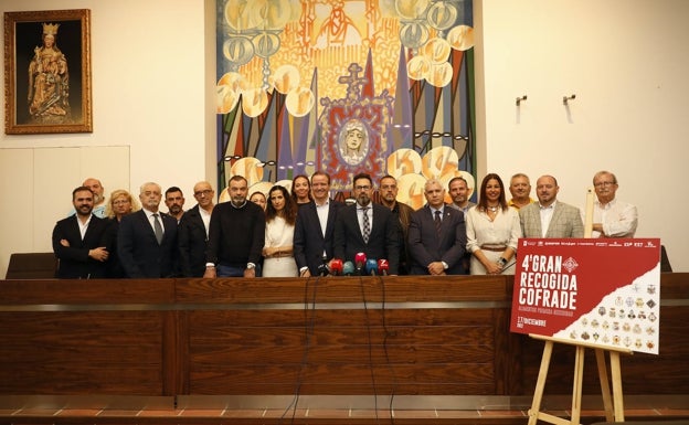 Participantes en la sede de la Agrupación de Cofradías. 