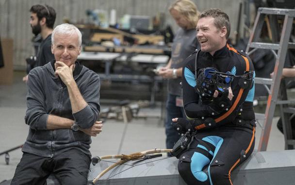 James Cameron y Sam Worthington con el traje de captura de movimiento.