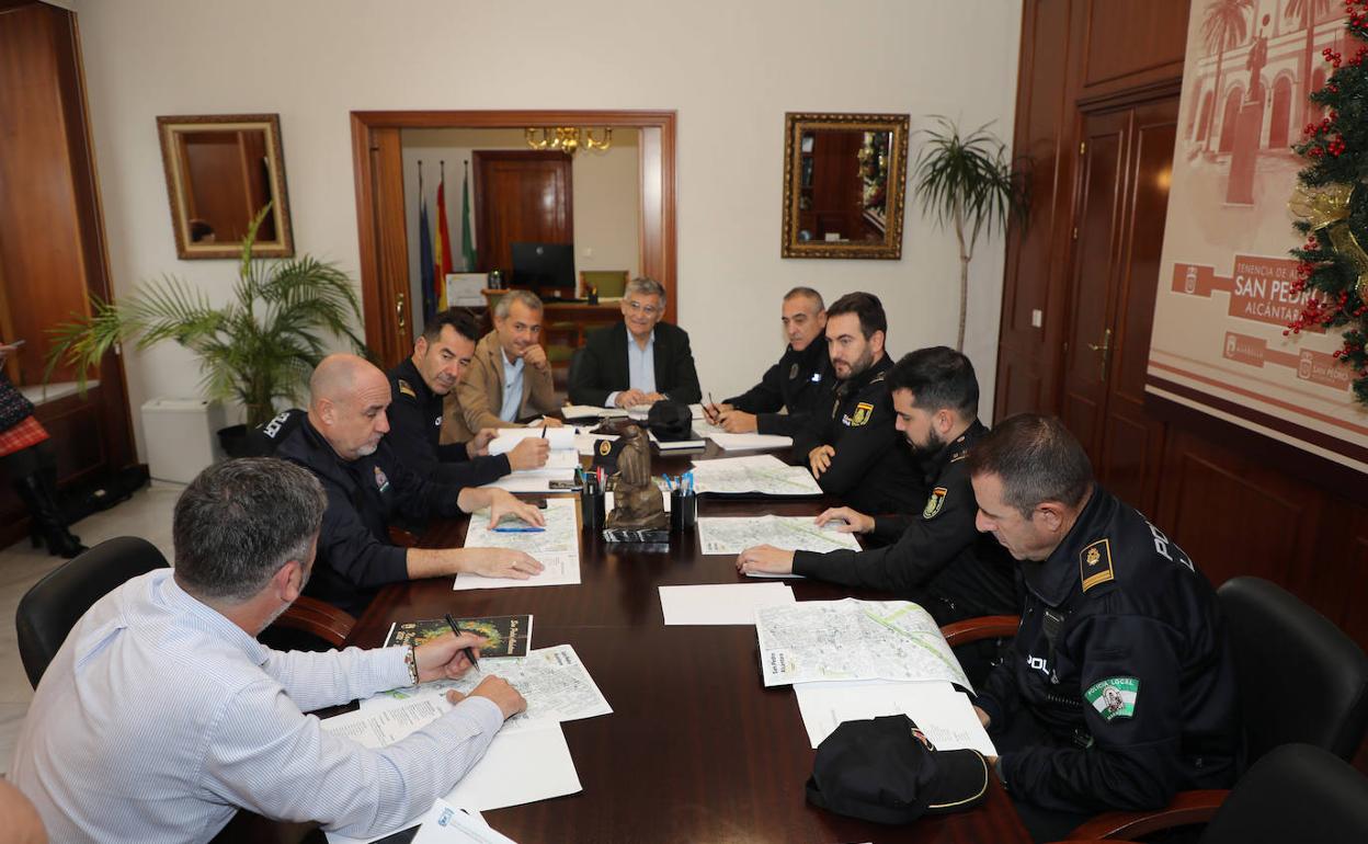 Reunión para ultimar los detalles del dispositivo especial de seguridad en San Pedro Alcántara. 