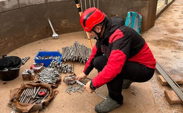 Imagen principal - Trabajos de los alpinistas en la zona dañada.