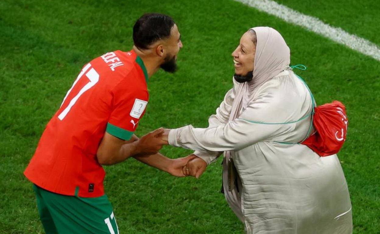 Sofiane Boufal celebra junto a su madre la clasificación de Marruecos para las semifinales del Mundial.